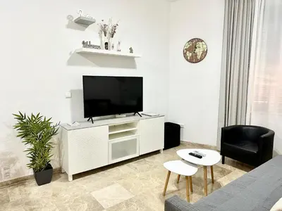 Una televisión o centro de entretenimiento en Apartamento acogedor y moderno en pleno centro de Sevilla con Parking Gratis