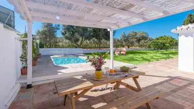 Piscina en o cerca de Cortijo Vallehermoso Campillos by Ruralidays