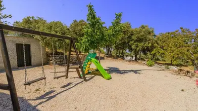 Zona de juegos infantil en El Carpintero Íllora by Ruralidays