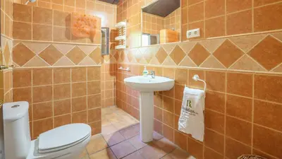 Un baño de Casa Rural Bellas Vistas Ildefonso La Puebla de Los Infantes by Ruralidays