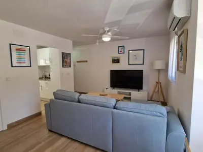 Una televisión o centro de entretenimiento en Moderno apartamento Sevilla zona Nervión. WiFi/AC