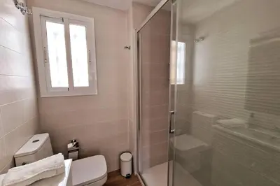 Un baño de Moderno apartamento Sevilla zona Nervión. WiFi/AC