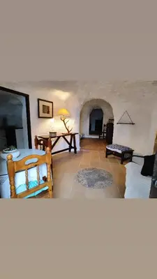 Una televisión o centro de entretenimiento en Cueva Rural El Sendero