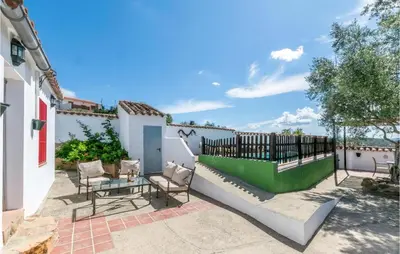 Un balcón o terraza de Cozy Home In La Cardenchosa With Wifi