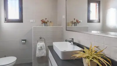 Un baño de La Antigua Fábrica Teba by Ruralidays