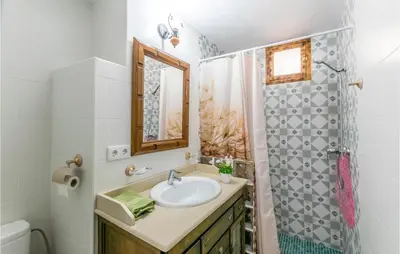 Un baño de Stunning Home In Villanueva De Algaidas