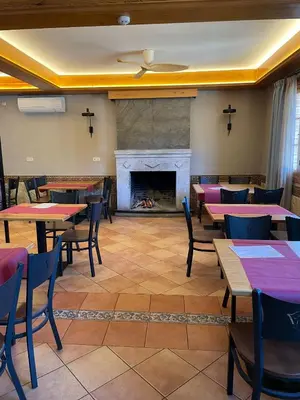 Un restaurante o sitio para comer en Habitación rural en Posada Los Caballos