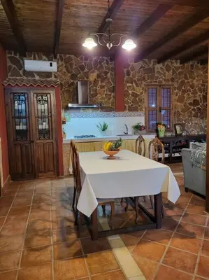 Zona de estar de La Buganvilla, descanso entre olivares