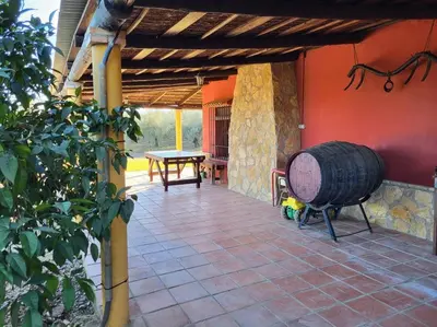 Un patio o zona al aire libre en La Buganvilla, descanso entre olivares