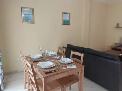 Zona de estar de Casa Almazara con aparcamiento