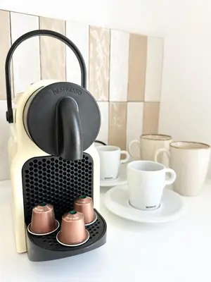 Utensilios para hacer té y café en Apartamento dúplex con piscina privada en terraza