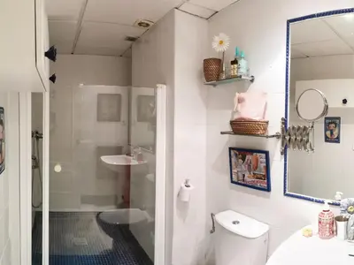 Un baño de Habitación agradable con baño individual