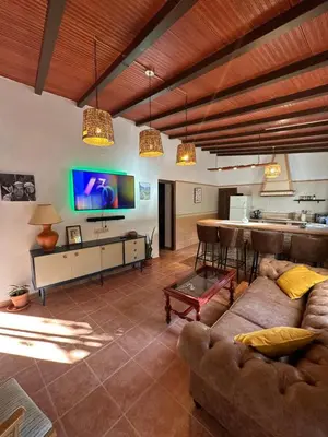 Una televisión o centro de entretenimiento en Casa Barcelo El Chorro