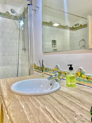 Un baño de RentalSevilla Tintes