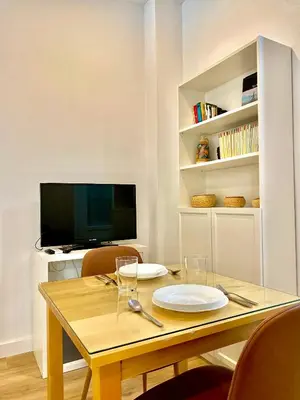 Una televisión o centro de entretenimiento en RentalSevilla Tintes