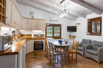 Una cocina o zona de cocina en Casa Uva española, SL