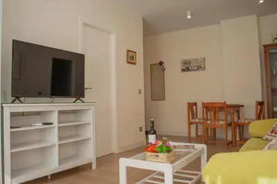 Una televisión o centro de entretenimiento en Ramón y Cajal by TheGoodTourist