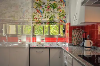 Una cocina o zona de cocina en Ramón y Cajal by TheGoodTourist