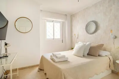 Cama o camas de una habitación en En Patio sevillano Alameda-Isla Magica