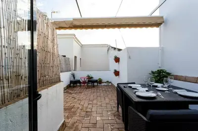 Un patio o zona al aire libre en Ático Terraza Privada. Centro Ciudad