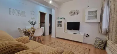 Una televisión o centro de entretenimiento en Piso familiar y con encanto