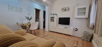 Una televisión o centro de entretenimiento en Piso familiar y con encanto