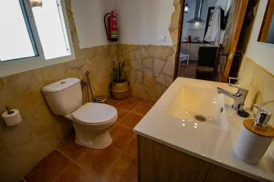 Un baño de La Jaboneria de Setenil
