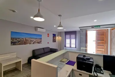 Una televisión o centro de entretenimiento en Hotel Apartamentos Antequera