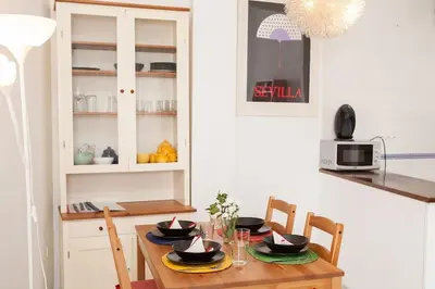 Una cocina o zona de cocina en COZY APARTMENT IN THE CENTER OF SEVILLE
