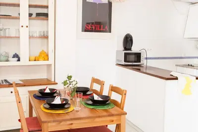 Una cocina o zona de cocina en COZY APARTMENT IN THE CENTER OF SEVILLE