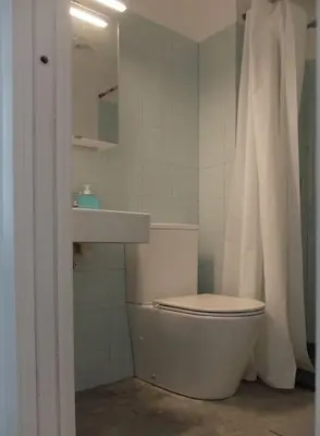 Un baño de Design Apartment near City Center, Cool popular neighborhood