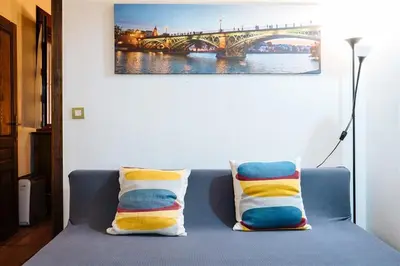 Cama o camas de una habitación en Tranquilo apartamento en patio sevillano