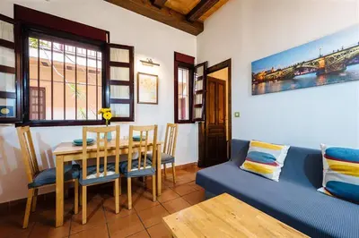 Zona de estar de Tranquilo apartamento en patio sevillano