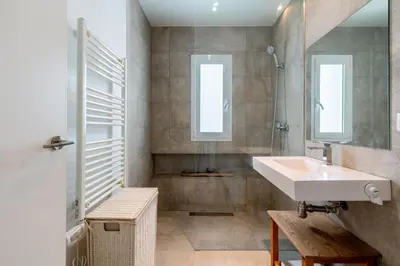 Un baño de Bustos Tavera Olehousing