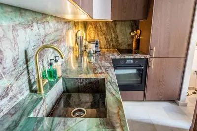 Una cocina o zona de cocina en Designer Apartment