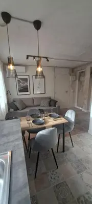 Una cocina o zona de cocina en Sunny handmade home. WI-FI, a/c & free parking