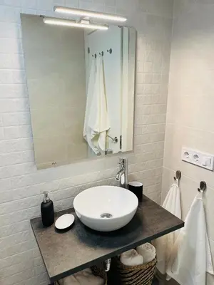 Un baño de Sunny handmade home. WI-FI, a/c & free parking