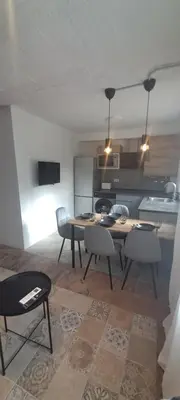 Una televisión o centro de entretenimiento en Sunny handmade home. WI-FI, a/c & free parking