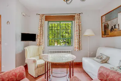 Una televisión o centro de entretenimiento en -Iponubahomes- Céntrica casa con jardín y chimenea