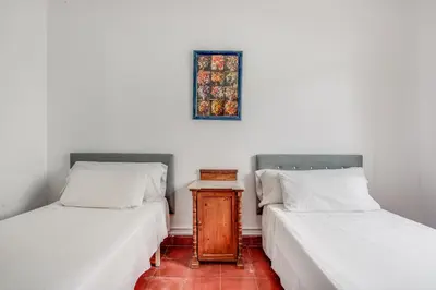 Cama o camas de una habitación en -Iponubahomes- Céntrica casa con jardín y chimenea