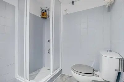 Un baño de -Iponubahomes- Céntrica casa con jardín y chimenea