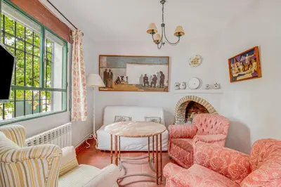 Zona de estar de -Iponubahomes- Céntrica casa con jardín y chimenea