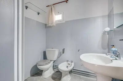 Un baño de -Iponubahomes- Céntrica casa con jardín y chimenea