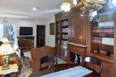 Una televisión o centro de entretenimiento en room Martinez