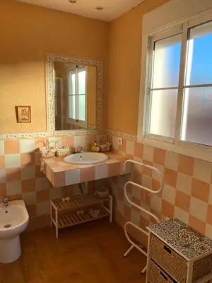 Un baño de Familia anfitriona acoge