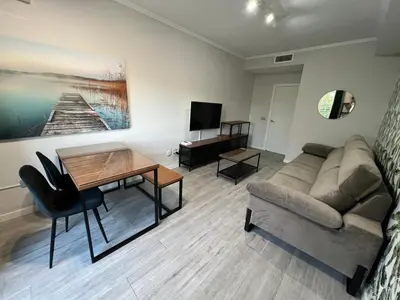 Una televisión o centro de entretenimiento en Apartment El Llano Parking Gratis