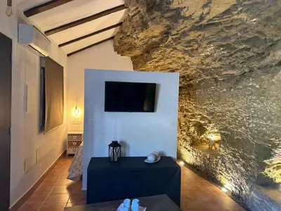 Una televisión o centro de entretenimiento en Casa Cueva Sol y Luna Setenil
