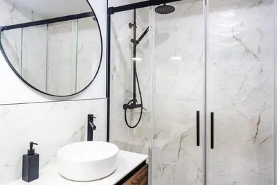 Un baño de BS Brand New Triplex Private terrace downtown Parking