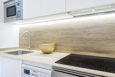 Una cocina o zona de cocina en BS Brand New Triplex Private terrace downtown Parking