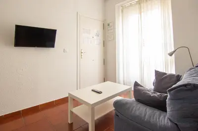 Una televisión o centro de entretenimiento en RentalSevilla Joaquín Costa